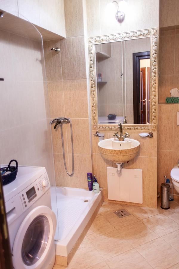 Spacious Apartment In City Centre Iasi Exterior photo